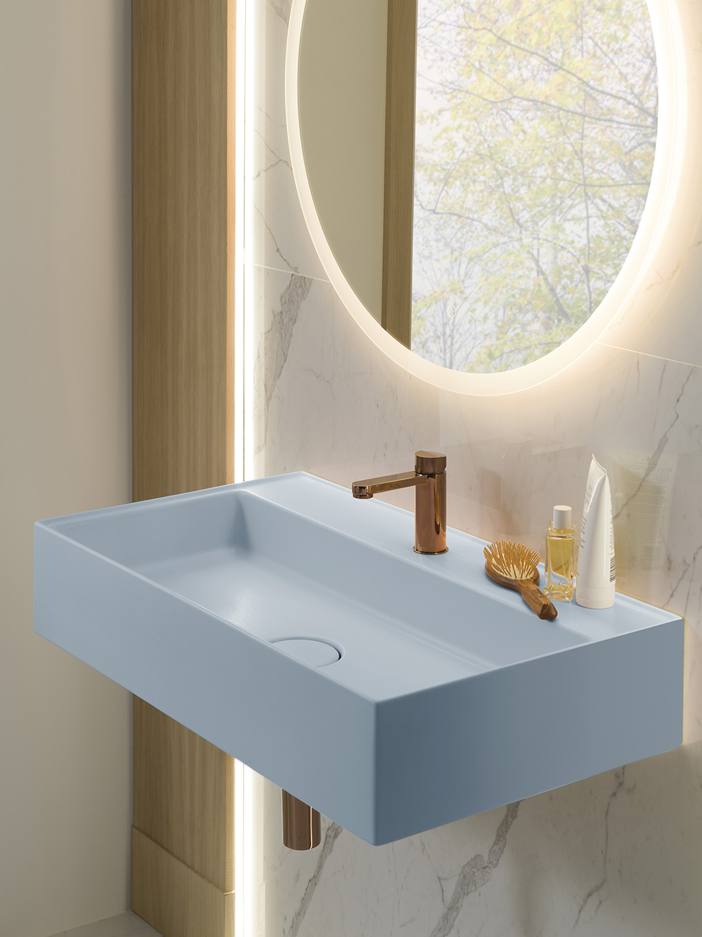 LAVABO ESSENCE C AZUL ÁRTICO + GRIFERÍA TONO (DISEÑADA POR NORMAN FOSTER) EN COBRE - ©Porcelanosa